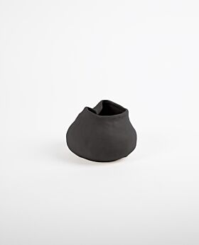 Gaia vase - black medium